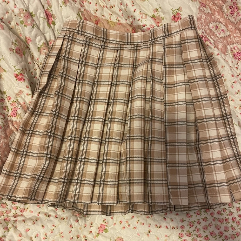 nwot pleated beige/cream mini skirt